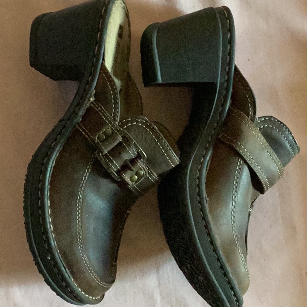 Ladies vintage clogs.